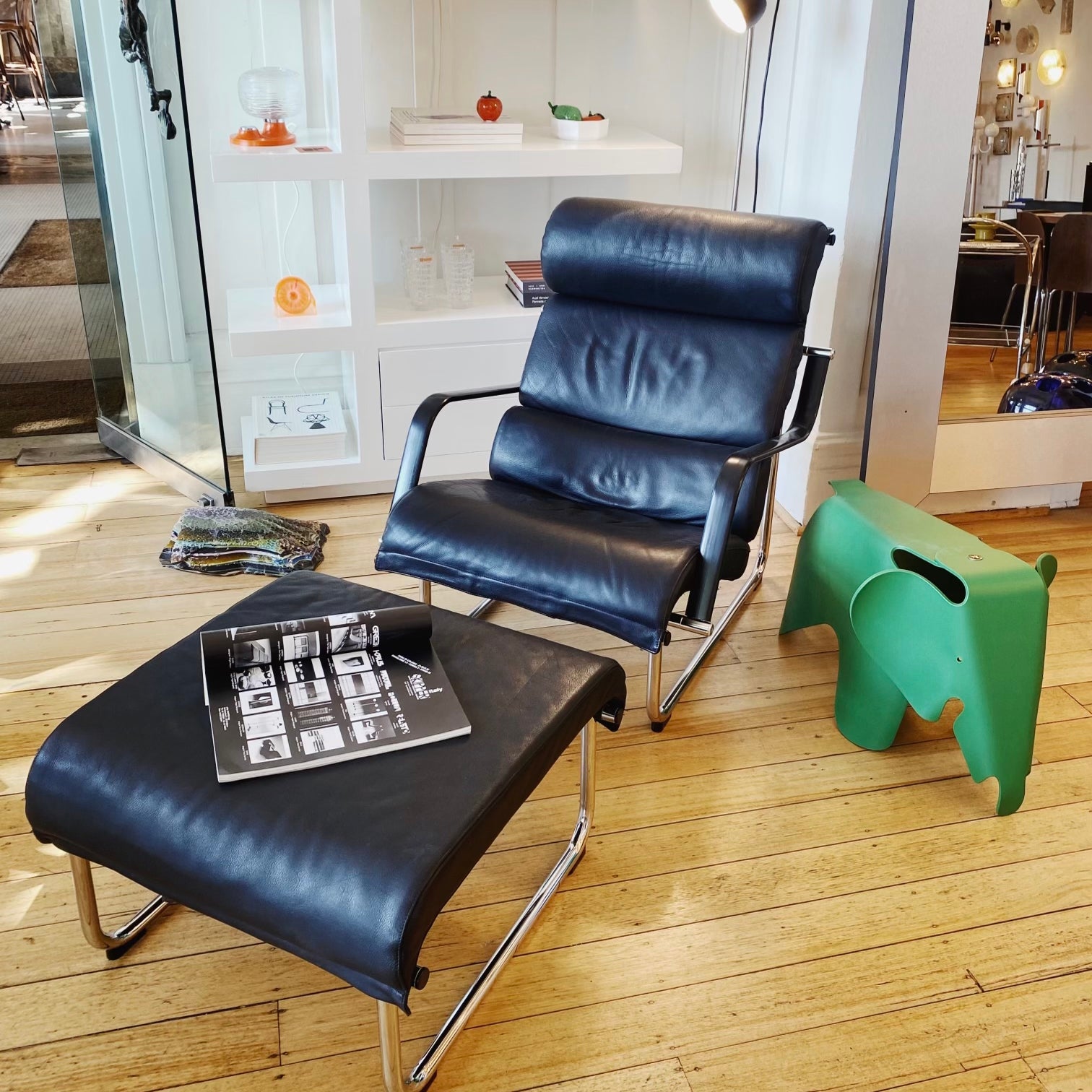 YRJ KUKKAPURO 1970 s Remmi Black Leather Lounge chair Ottoman