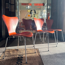 Load image into Gallery viewer, FRITZ HANSEN / Series 7 Chairs by Arne Jacobsen