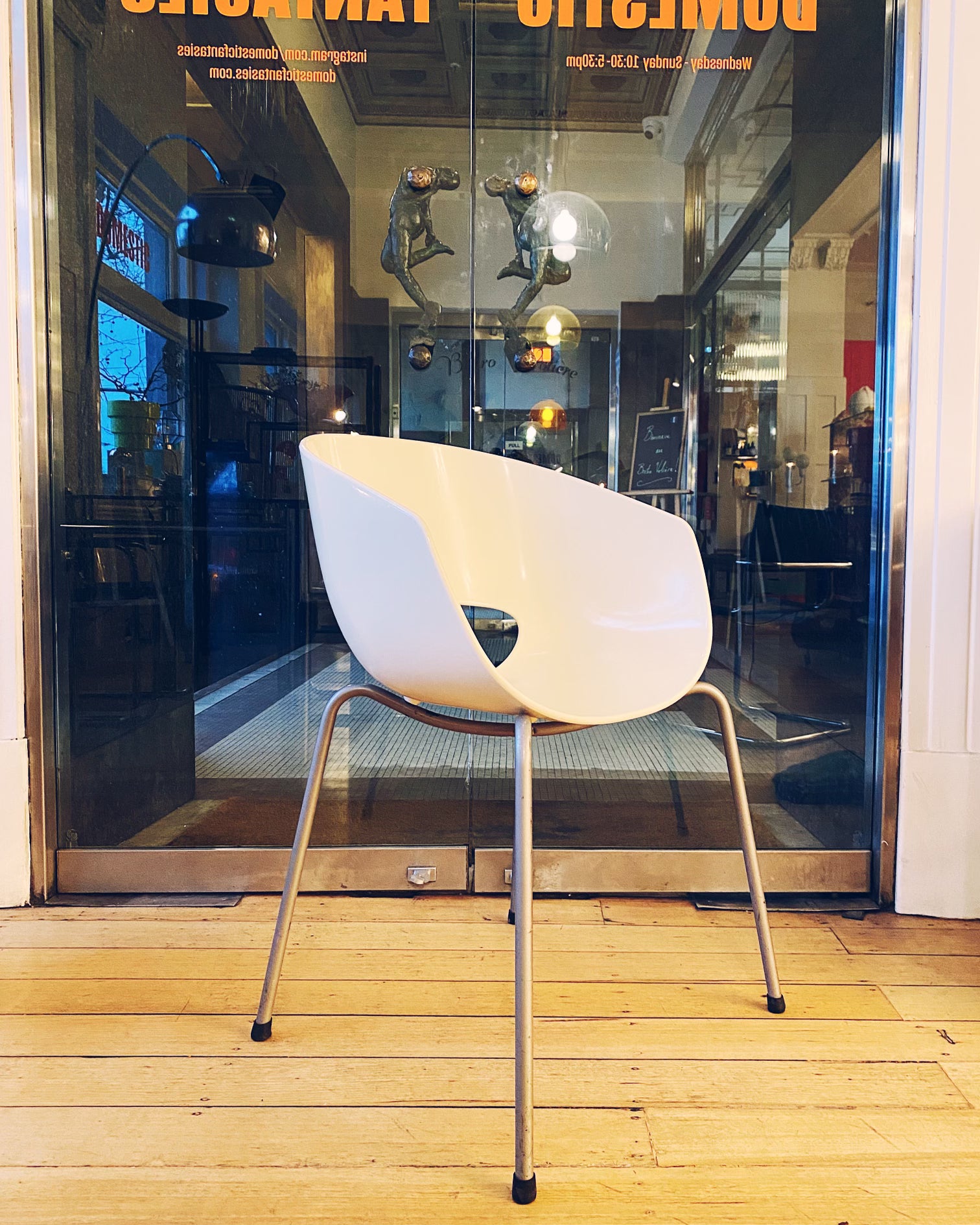 SINTESI / Large Orbit Chairs in White by Cantarutti – Domestic