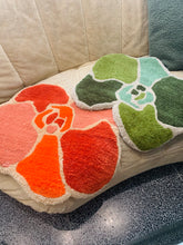 Load image into Gallery viewer, BEVERLY / Spring Orchid Handtufted Rug
