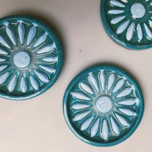 Load image into Gallery viewer, BEVERLY / Daisy Coaster / Teal
